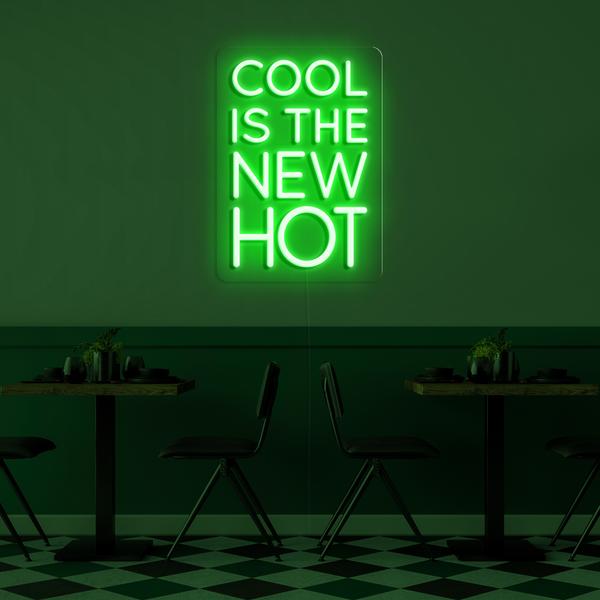 벽에 붙은 LED 네온 3D 사인 - Cool is the new hot 75 cm